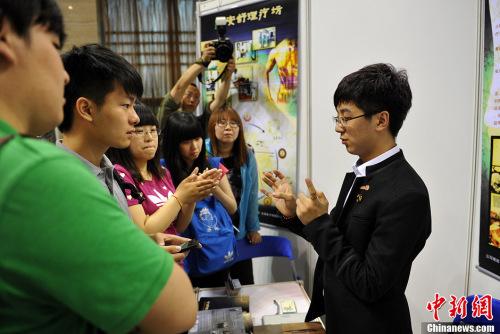 资料图：2013年5月24日上午，由北京市教育委员会主办、北京高校毕业生就业指导中心承办的2013年北京地区高校老员工创业展，在中国人民大学世纪体育馆隆重开幕。中新网记者 金硕 摄